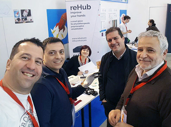 MFR17 reHub Stand amici